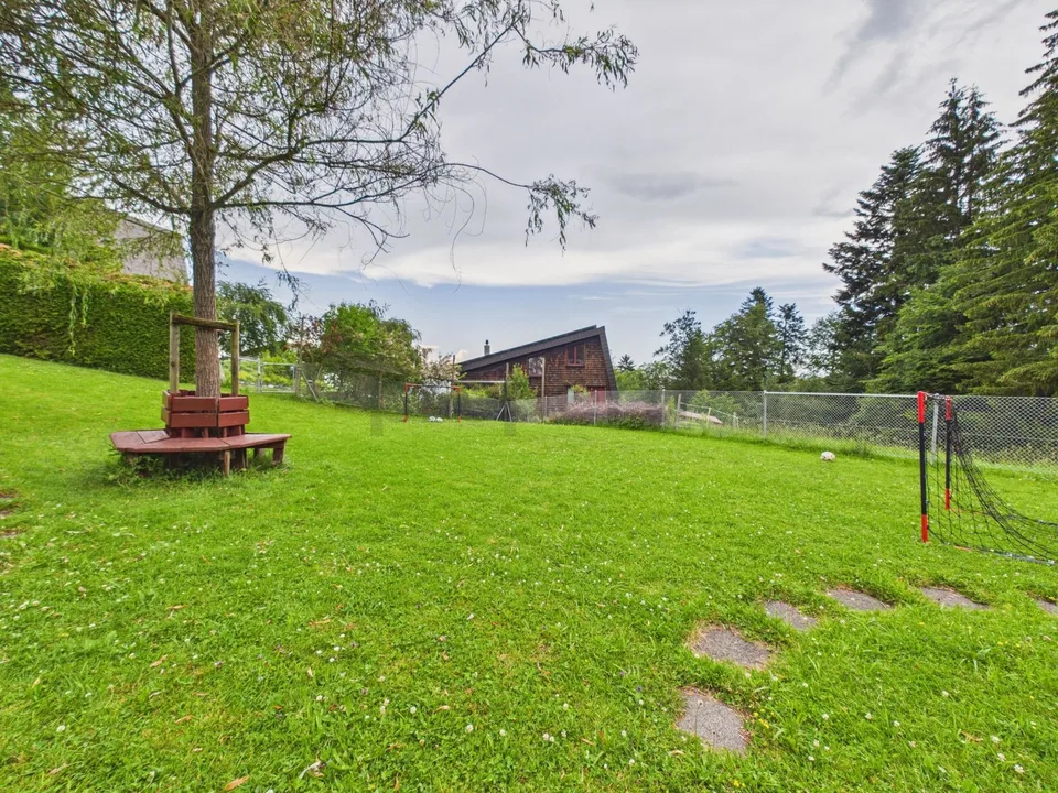 Maison de famille idyllique avec jardin ensoleillé et piscine à Trogen AR