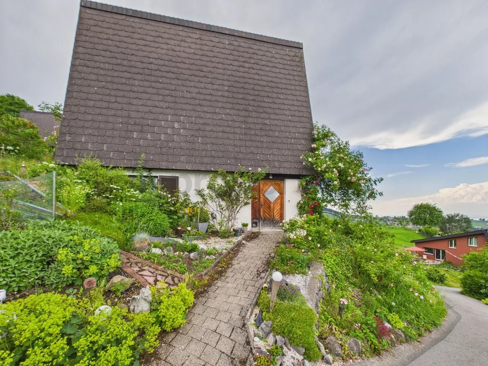 Idyllisches Einfamilienhaus mit sonnigem Garten und Pool in Trogen AR