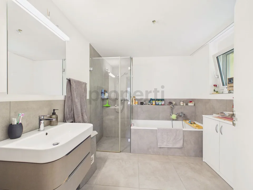 Balcon ensoleillé, deux salles de bains modernes et confort sans barrieres avec ascenseur