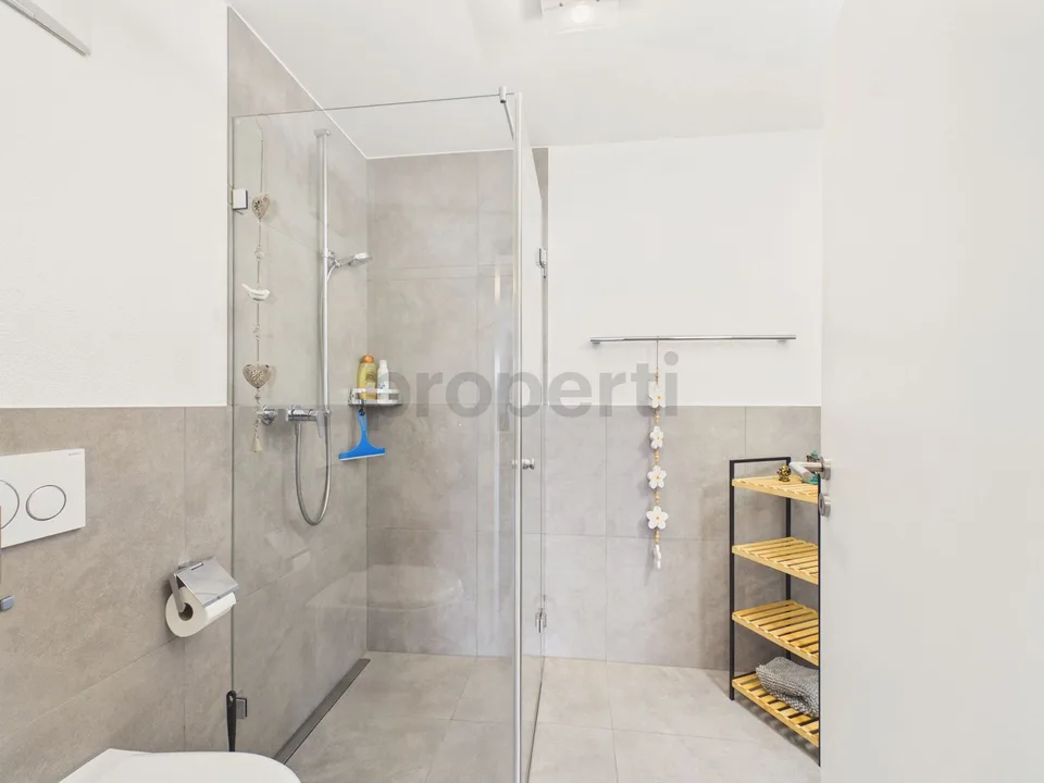 Balcon ensoleillé, deux salles de bains modernes et confort sans barrieres avec ascenseur