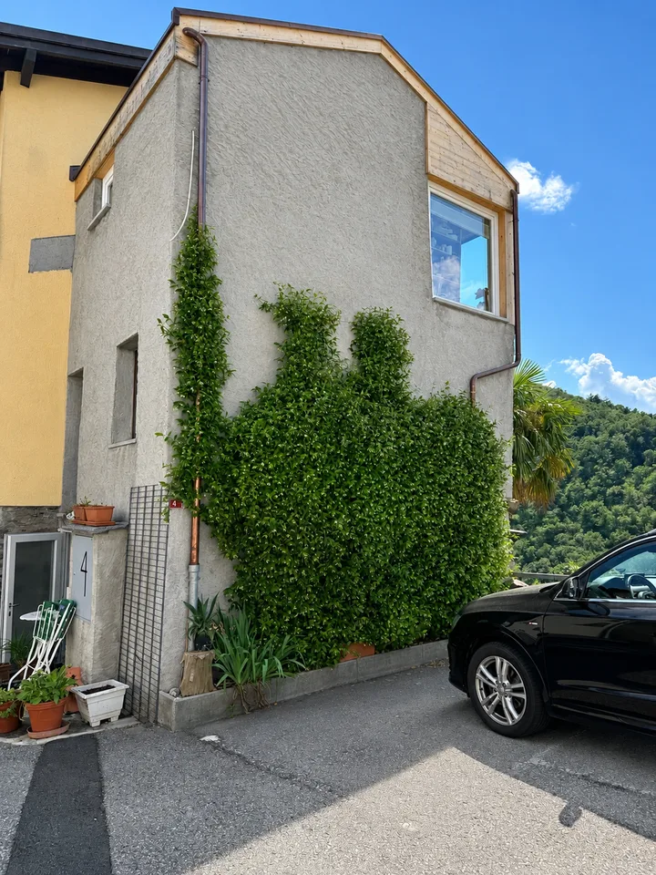 Panoramablick auf den Lago Maggiore, kürzliche Renovierung und privater Parkplatz im historischen Kern