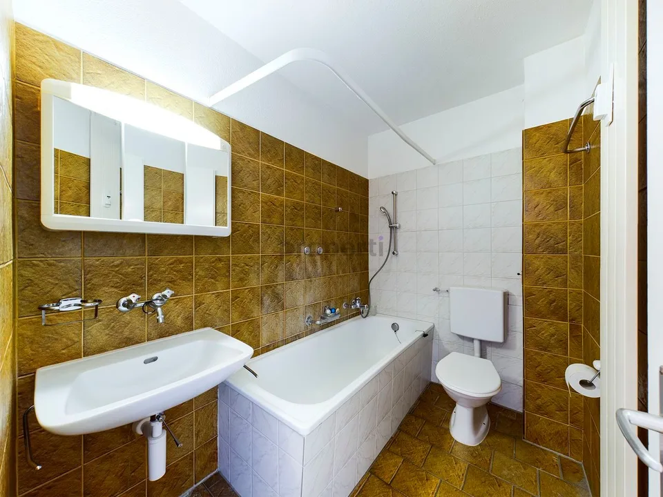 Heller Wohnbereich, gemütlicher Balkon und separates Küchenkonzept