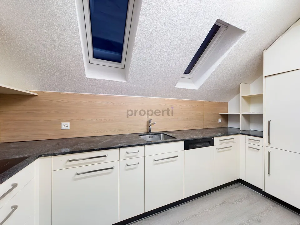 Renovierte Dachwohnung an zentraler und ruhiger Lage
