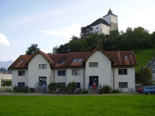 2.5-Zi Wohnung mit Sitzplatz und Schlossblick