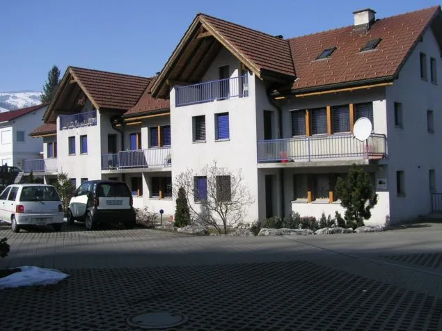 2.5-Zi Wohnung mit Sitzplatz und Schlossblick