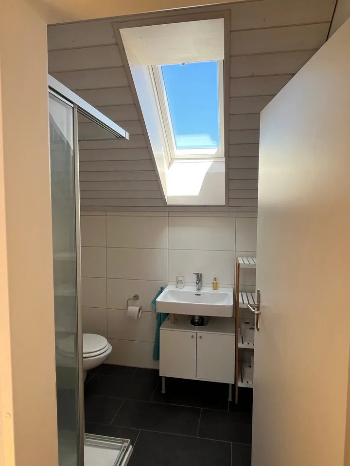 Appartement-maisonnette de 4,5 pièces avec beaucoup de charme et un grand balcon.