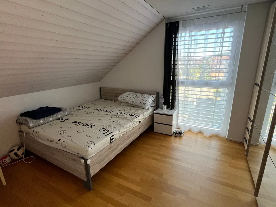 Appartement-maisonnette de 4,5 pièces avec beaucoup de charme et un grand balcon.