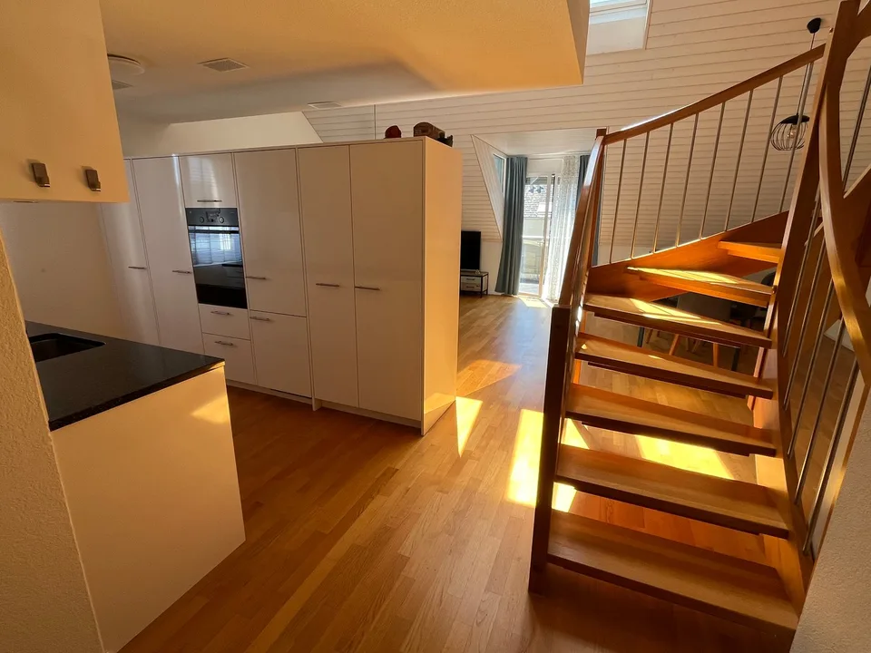 Appartement-maisonnette de 4,5 pièces avec beaucoup de charme et un grand balcon.