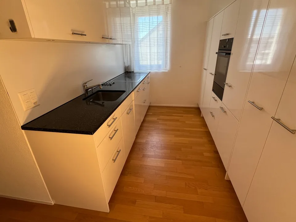 Appartement-maisonnette de 4,5 pièces avec beaucoup de charme et un grand balcon.