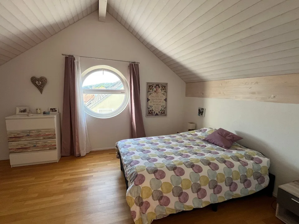 Appartement-maisonnette de 4,5 pièces avec beaucoup de charme et un grand balcon.