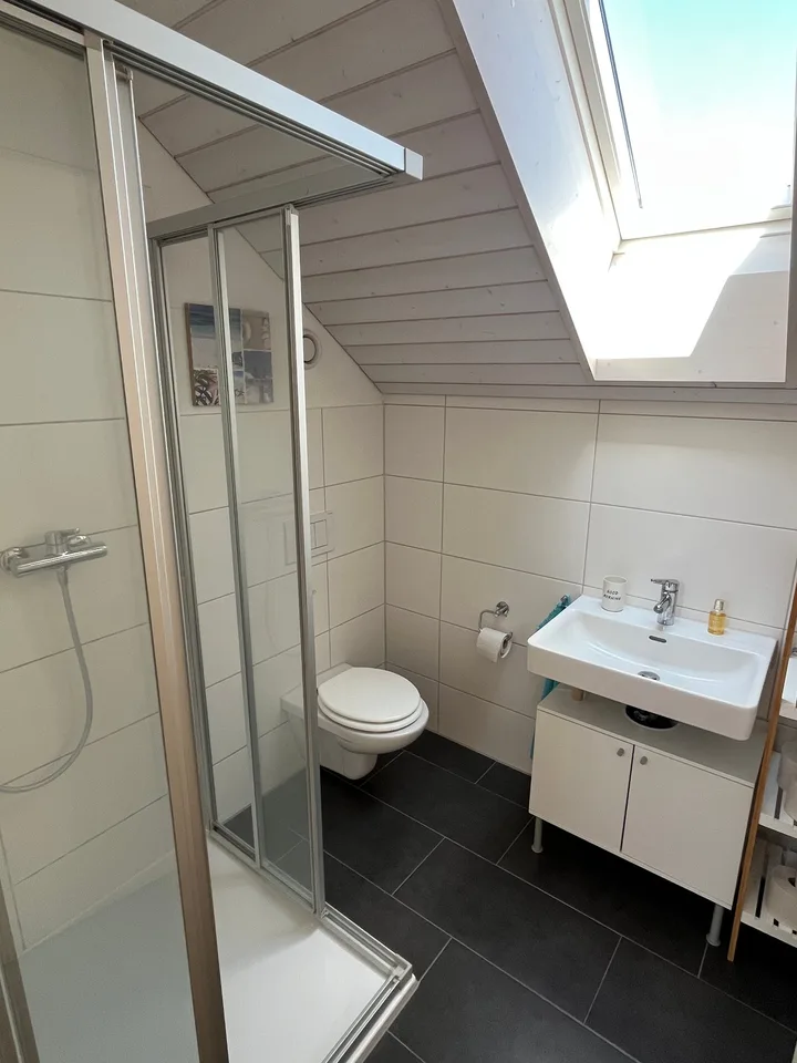 Appartement-maisonnette de 4,5 pièces avec beaucoup de charme et un grand balcon.