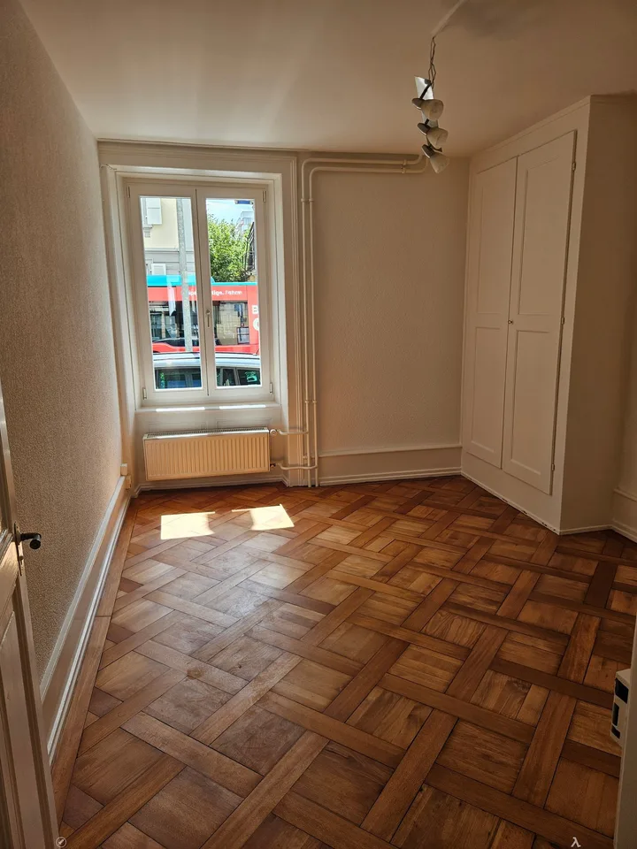 Charmante 3-Zimmer-Altbauwohnung mit Balkon in Biel/Bienne