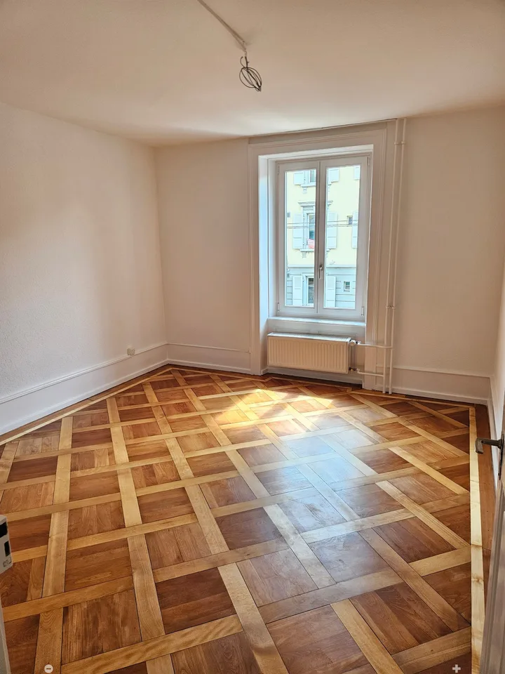 Charmante 3-Zimmer-Altbauwohnung mit Balkon in Biel/Bienne