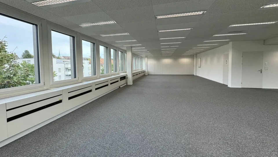 Inspirierendes Büro mit Sicht ins Grüne
