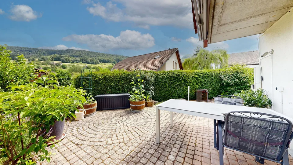 Maison de famille charmante et indépendante de 7,5 pièces avec carport