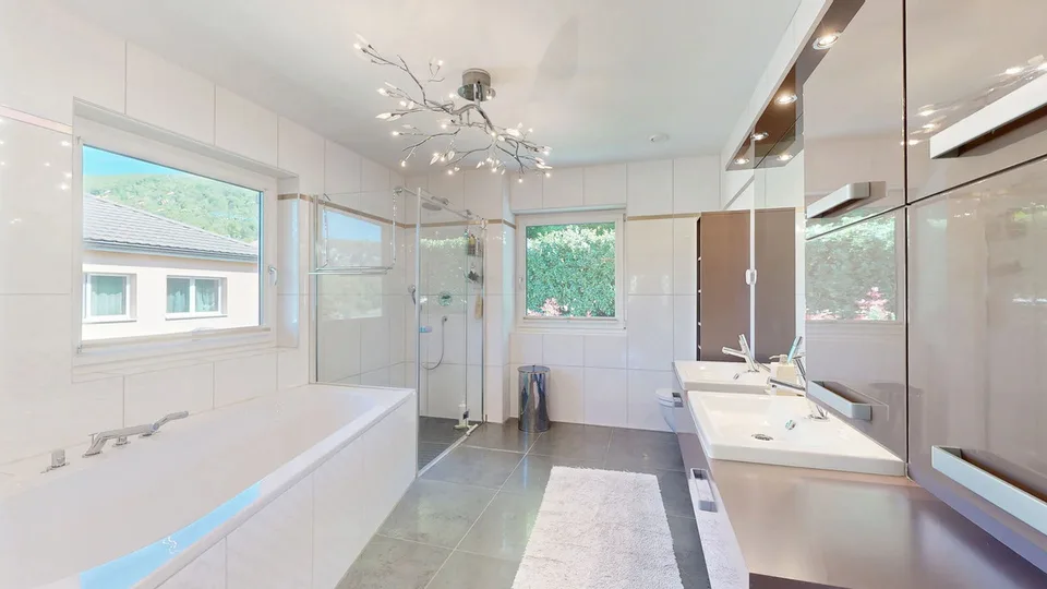 Maison unifamiliale moderne de 6,5 pièces avec ascenseur et garage double
