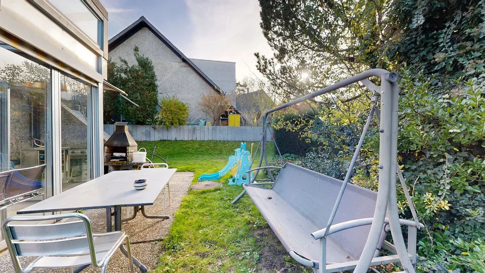 Freistehendes 5.5-Zimmer-Einfamilienhaus mit Cheminée und Hobbyraum