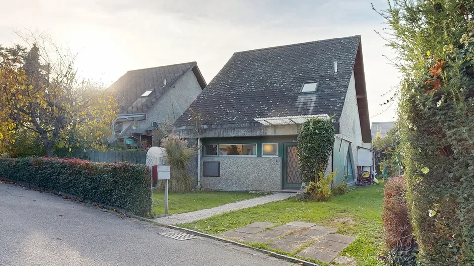 Freistehendes 5.5-Zimmer-Einfamilienhaus mit Cheminée und Hobbyraum