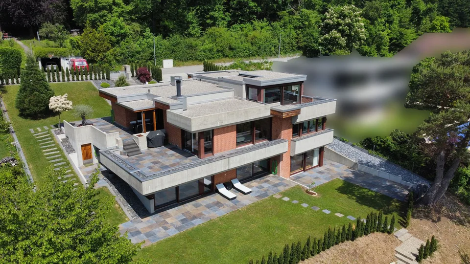 Stilvolles 5.5-Zimmer-Einfamilienhaus mit Doppelgarage und Innenpool