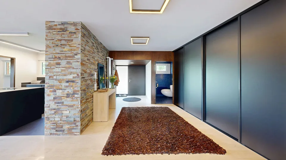 Stilvolles 5.5-Zimmer-Einfamilienhaus mit Doppelgarage und Innenpool