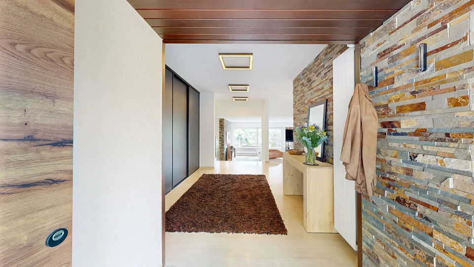 Stilvolles 5.5-Zimmer-Einfamilienhaus mit Doppelgarage und Innenpool