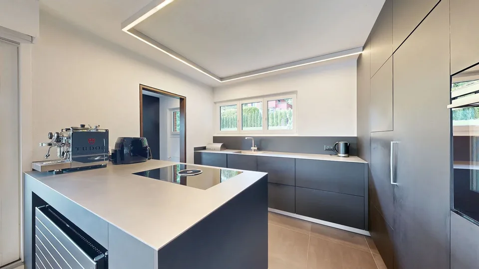 Stilvolles 5.5-Zimmer-Einfamilienhaus mit Doppelgarage und Innenpool