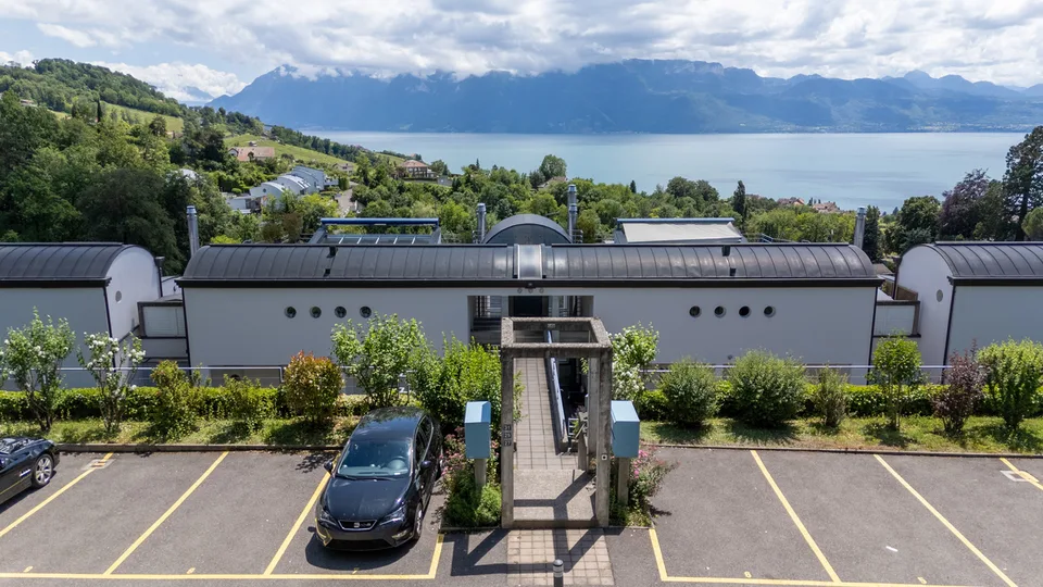 Duplex en rez-de-jardin avec vue lac