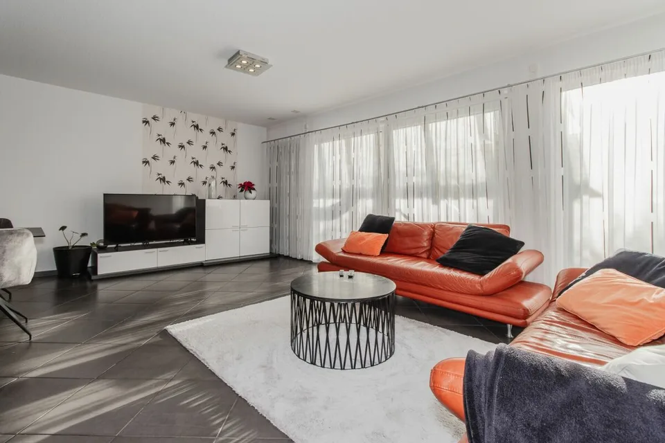 Grosszügiges 5.5-Zimmer-Reiheneinfamilienhaus in Seenähe
