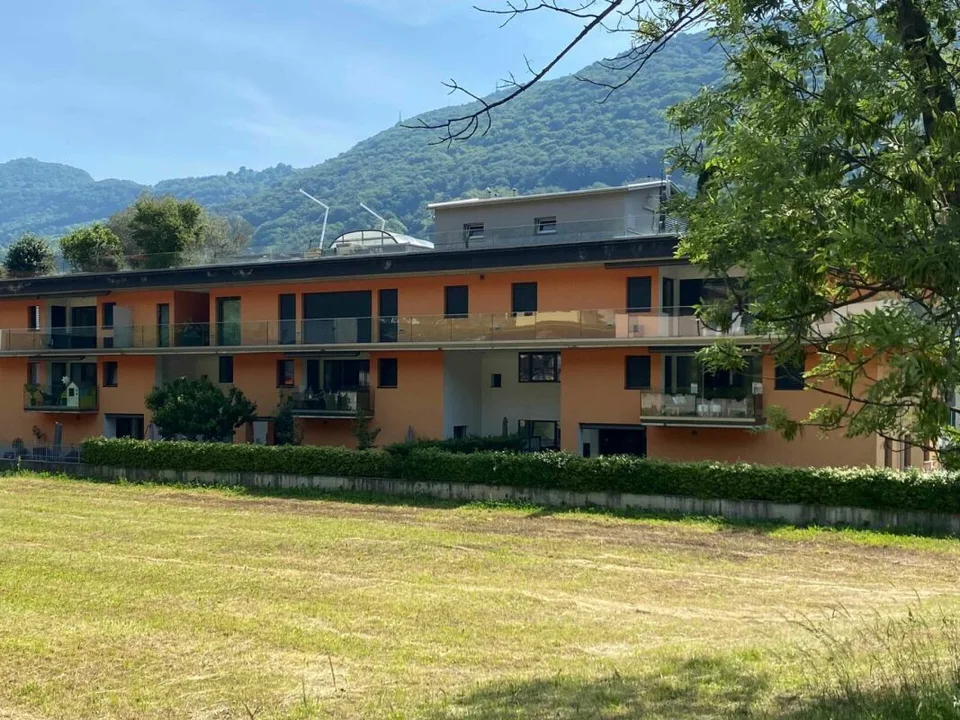 BARBENGO SCHULEN · 4.5 LOCALE MIT GEMEINSCHAFTSPOOL UND ANLIEGENDEM GARTEN