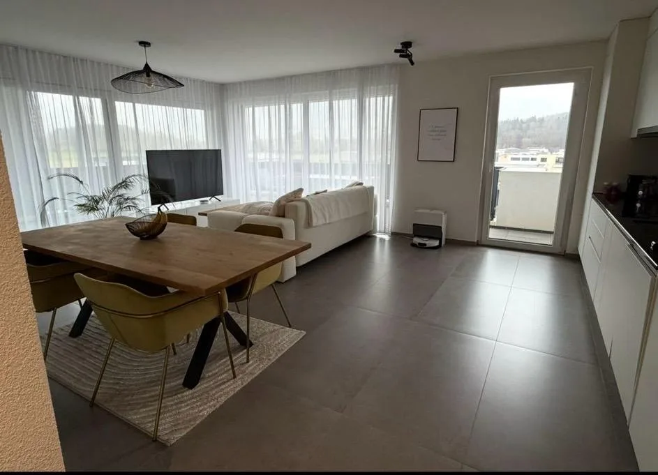 Attika von hohem Standard, 4,5 Zimmer mit Parkplatz