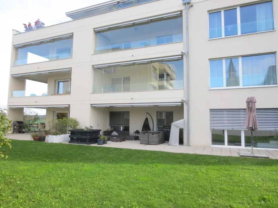 Wunderschöne  3 1/2 Zimmer-Wohnung im Erdgeschoss mit grosser Terrasse und Grünfläche