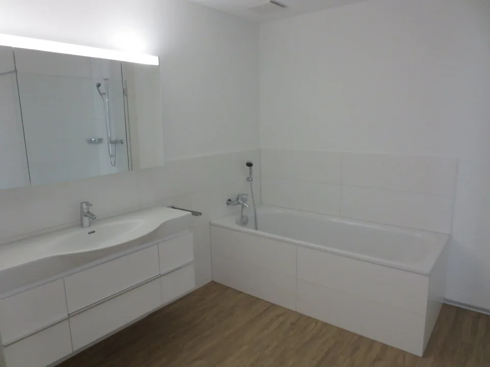 Wunderschöne  3 1/2 Zimmer-Wohnung im Erdgeschoss mit grosser Terrasse und Grünfläche