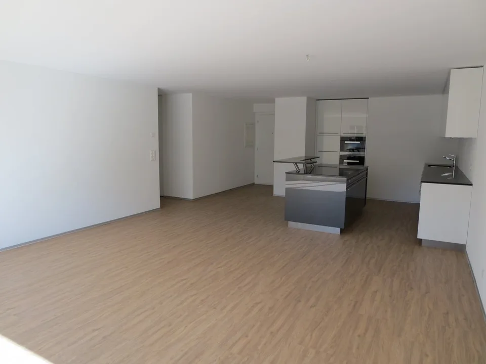 Wunderschöne  3 1/2 Zimmer-Wohnung im Erdgeschoss mit grosser Terrasse und Grünfläche