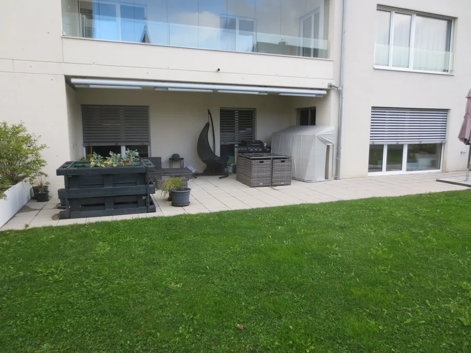 Wunderschöne  3 1/2 Zimmer-Wohnung im Erdgeschoss mit grosser Terrasse und Grünfläche
