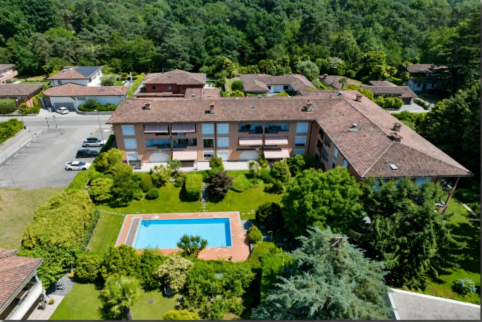 Moderne 2 1/2 Zimmer-Ferienwohnung mit grossem Pool an attraktiver Lage in Ascona
