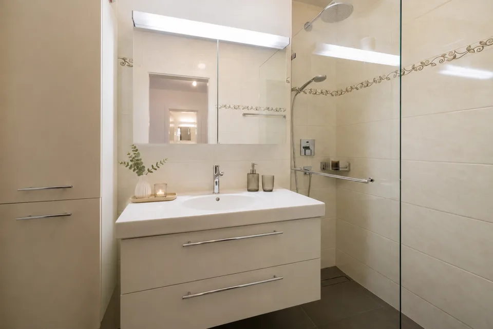 Moderne 2 1/2 Zimmer-Ferienwohnung mit grossem Pool an attraktiver Lage in Ascona