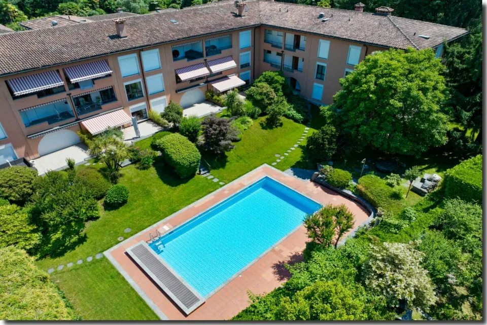 Moderne 2 1/2 Zimmer-Ferienwohnung mit grossem Pool an attraktiver Lage in Ascona