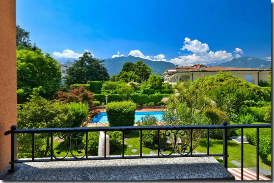 Moderne 2 1/2 Zimmer-Ferienwohnung mit grossem Pool an attraktiver Lage in Ascona