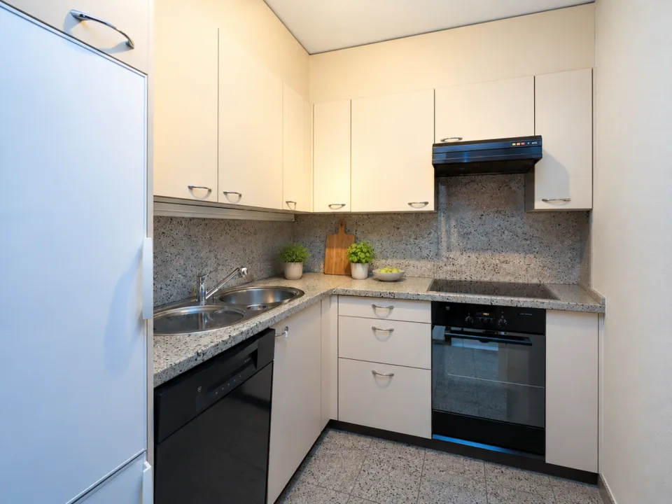 Moderne 2 1/2 Zimmer-Ferienwohnung mit grossem Pool an attraktiver Lage in Ascona