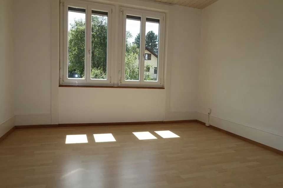 Tramelan - Haus mit 2 Wohnungen von 4 1/2 Zimmern und 3 1/2 Zimmern