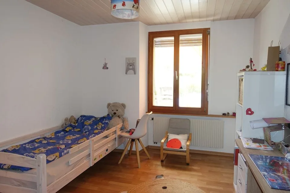 Tramelan - Haus mit 2 Wohnungen von 4 1/2 Zimmern und 3 1/2 Zimmern