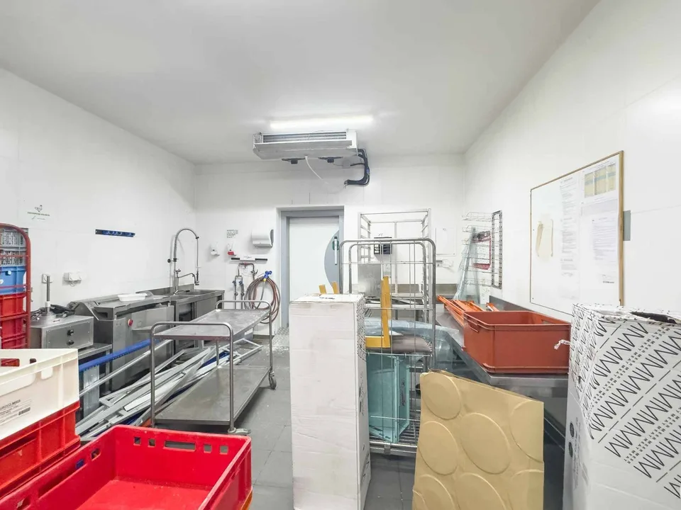 Atelier/Logistik mit großer Höhe und Mezzanine Meyrin