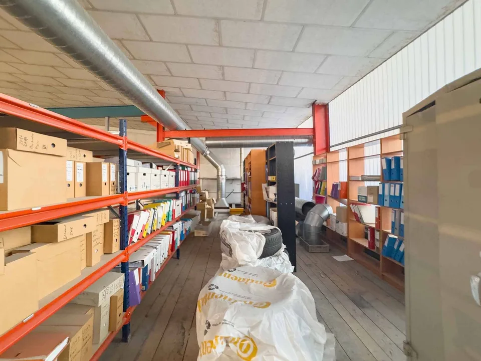 Atelier/Logistik mit großer Höhe und Mezzanine Meyrin
