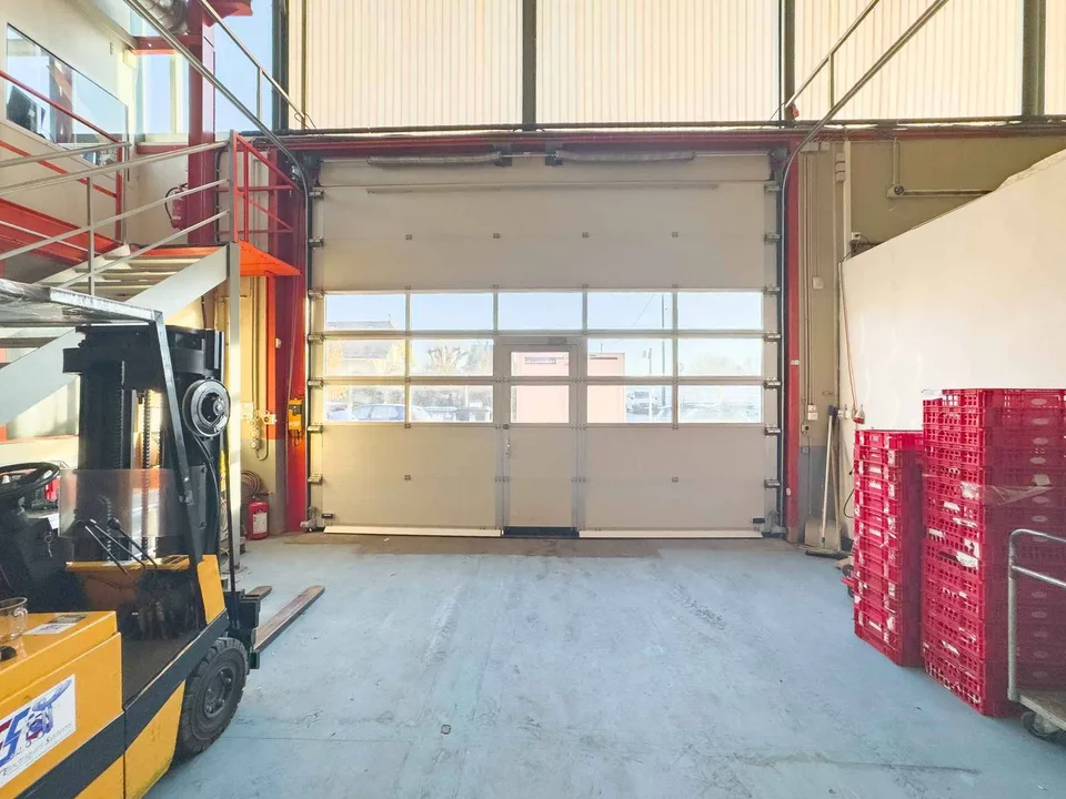 Atelier/Logistik mit großer Höhe und Mezzanine Meyrin