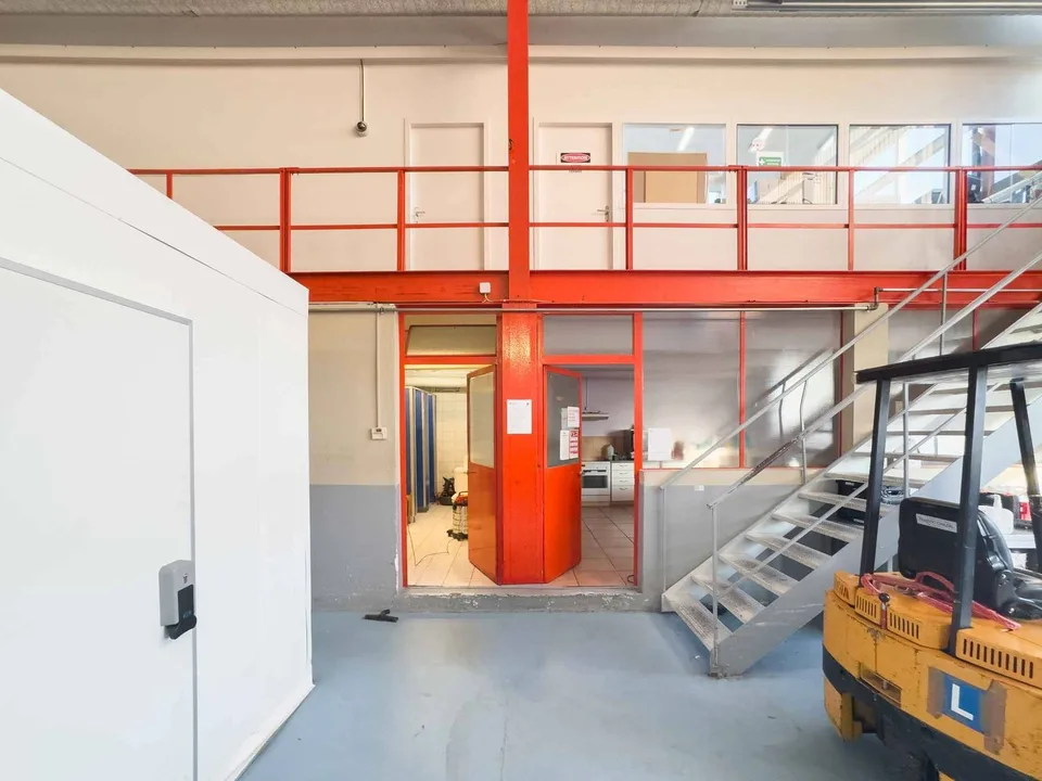 Atelier/Logistik mit großer Höhe und Mezzanine Meyrin