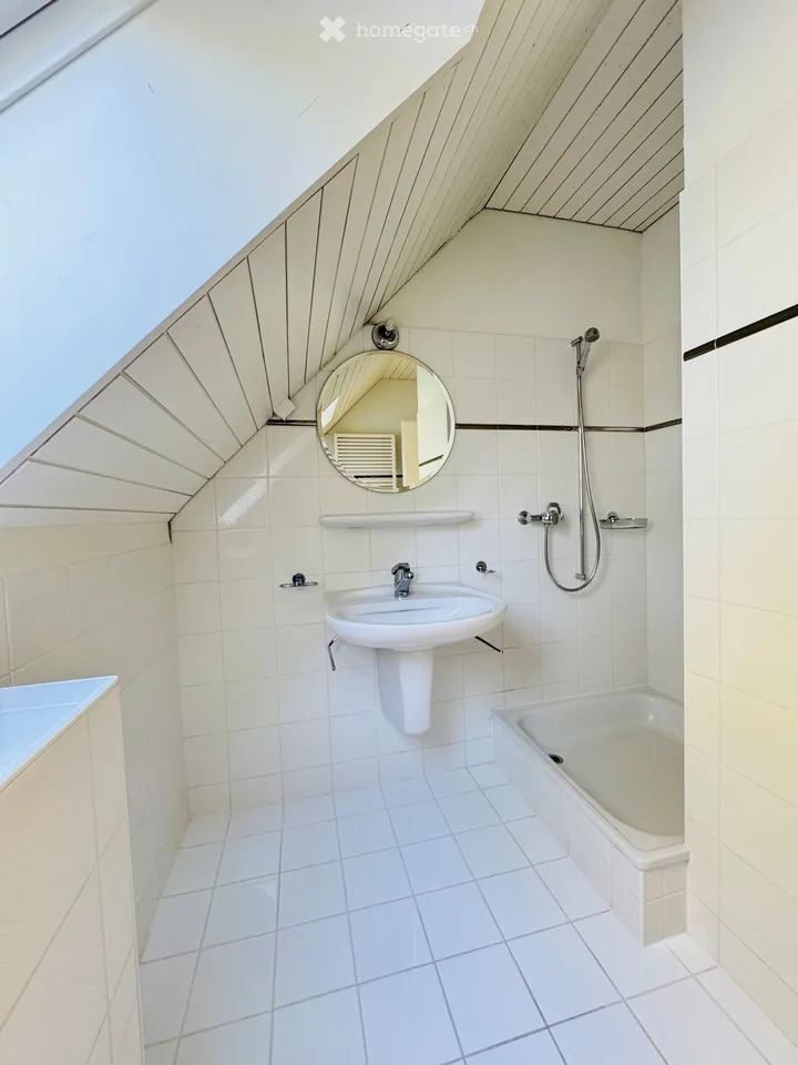 Attic apartment with dreamy lake view & chimney