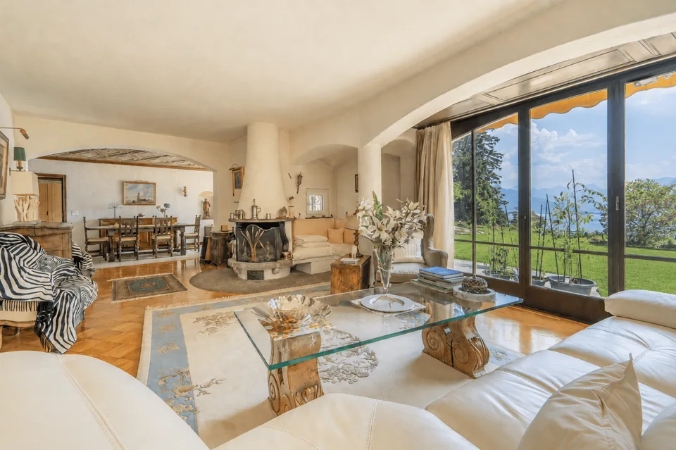MANOR HOUSE WITH SWIMMING POOL, LAKE VIEW & INDEPENDENT APARTMENT
