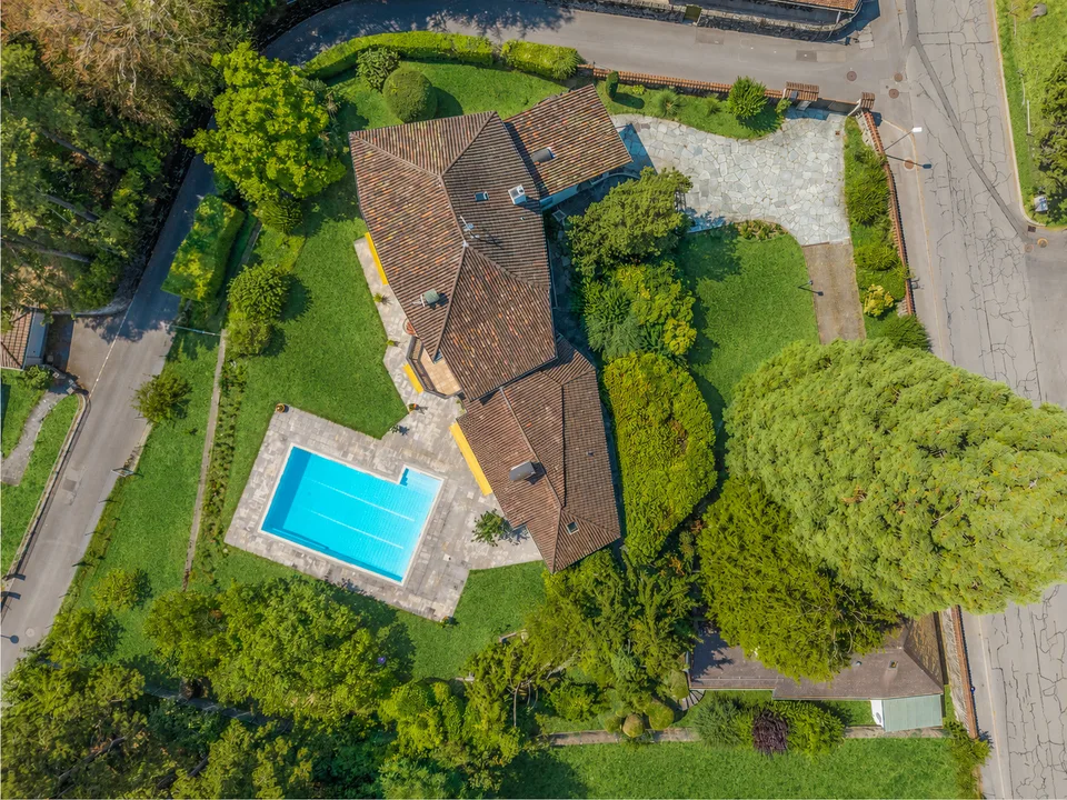 MANOR HOUSE WITH SWIMMING POOL, LAKE VIEW & INDEPENDENT APARTMENT