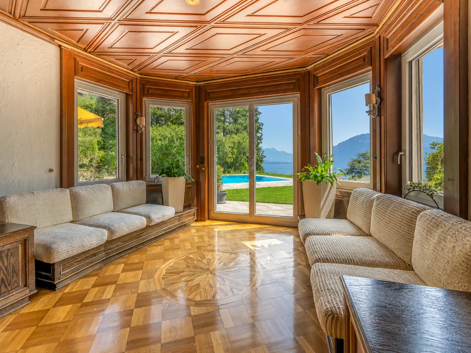 MANOR HOUSE WITH SWIMMING POOL, LAKE VIEW & INDEPENDENT APARTMENT