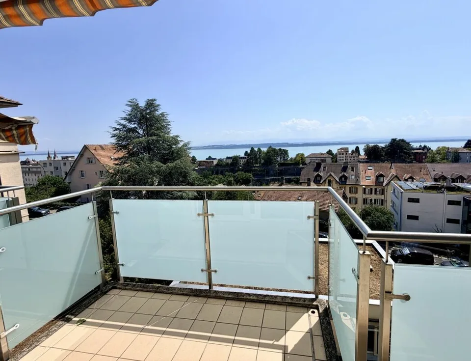Monolocale ristrutturato con assistenza e vista sul lago